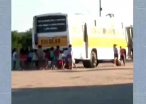 Ônibus escolar quebra e crianças tentam empurrá-lo