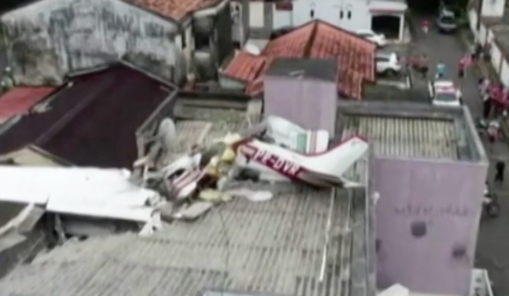 Uma pessoa morre e três ficam feridas após avião cair sobre casa