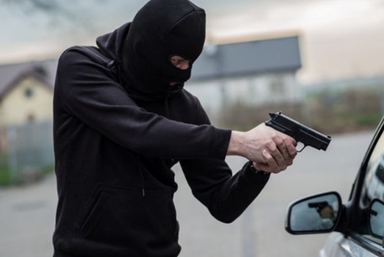 Com máscaras e arma falsa, trio rouba carro e faz motorista refém em Manaus