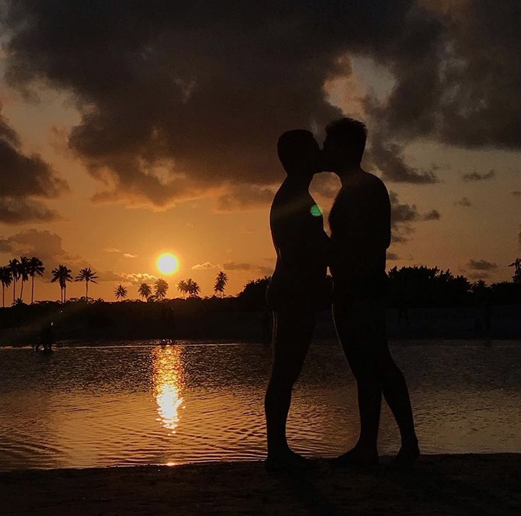 Repórter da Globo publica foto beijando o marido: 'Resistiremos'