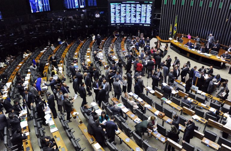 Aposentadoria de policiais e professores entra em discussão na Câmara