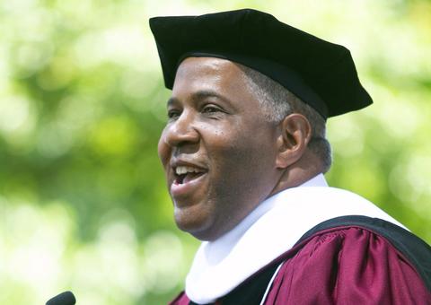 Bilionário negro quita dívida de uma turma inteira de estudantes