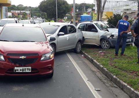 Acidente com três carros causa transtornos em avenida de Manaus