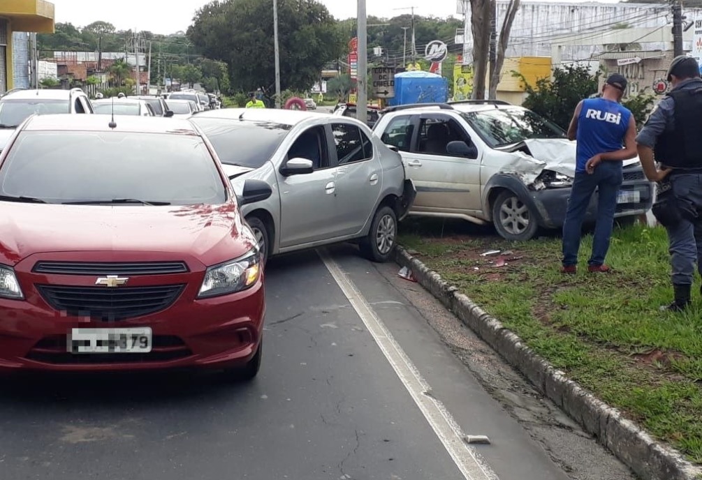 Acidente com três carros causa transtornos em avenida de Manaus