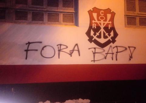 Muros de sede do Flamengo são pichados com críticas a Abel