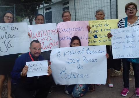 Pais se unem para pedir fim da greve dos professores no Amazonas