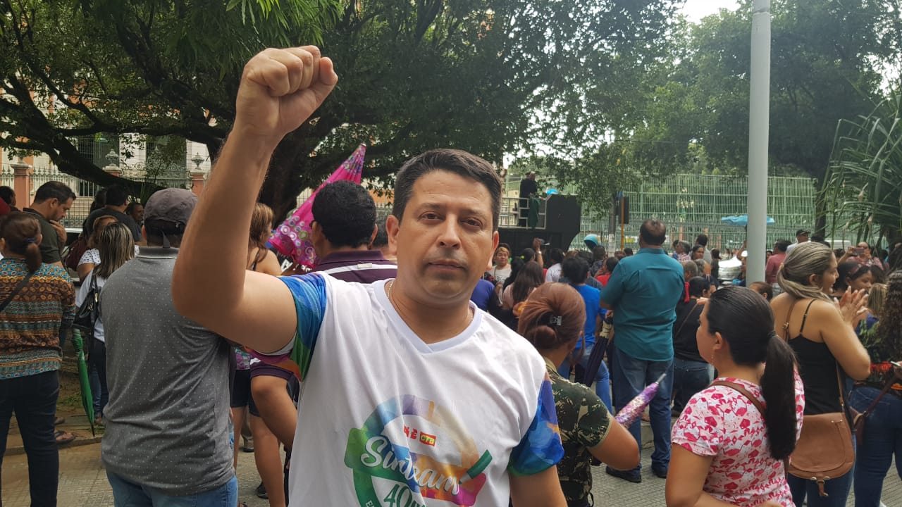 Professores mantém greve e fazem caminhada por ruas no centro de Manaus