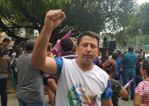 Professores mantém greve e fazem caminhada por ruas no centro de Manaus