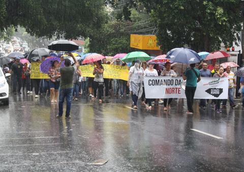 Professores enfrentam chuva e complicam trânsito em passeata no centro de Manaus