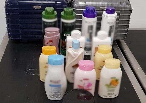 Casal é preso em aeroporto com 5 kg de cocaína em frascos de shampoo