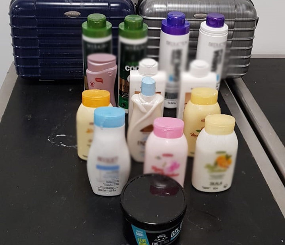 Casal é preso em aeroporto com 5 kg de cocaína em frascos de shampoo