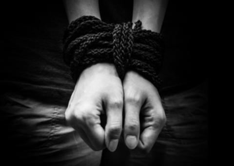 Professora amarra aluno de 4 anos na carteira em escola do Amazonas 