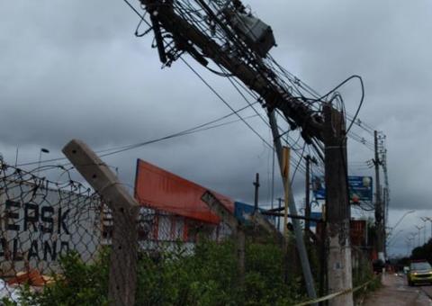 Poste quebra em avenida de Manaus após carreta esbarrar em fiação
