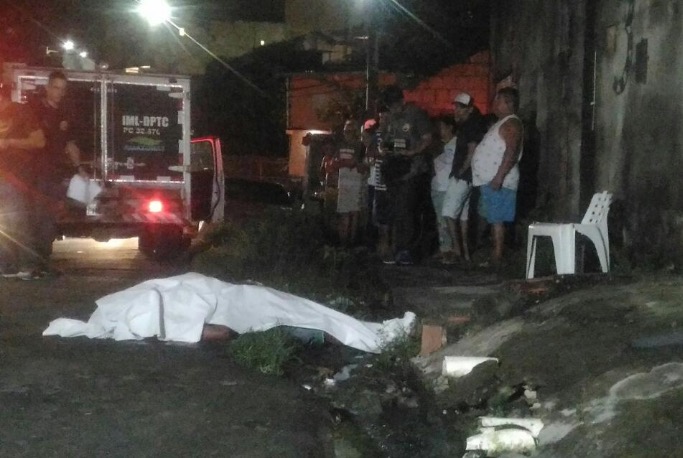 Homem é executado em frente à própria casa por atirador misterioso em Manaus