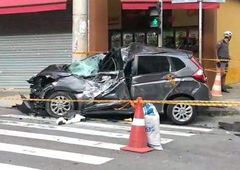 Idosa atropela ciclista e morre ao colidir com carro em semáforo