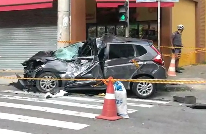 Idosa atropela ciclista e morre ao colidir com carro em semáforo