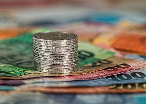 Renda dos mais pobres cai 20% em período pós-crise, diz FGV