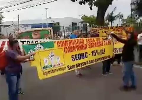 Professores usam máscaras e algemas em protesto na sede do TJAM