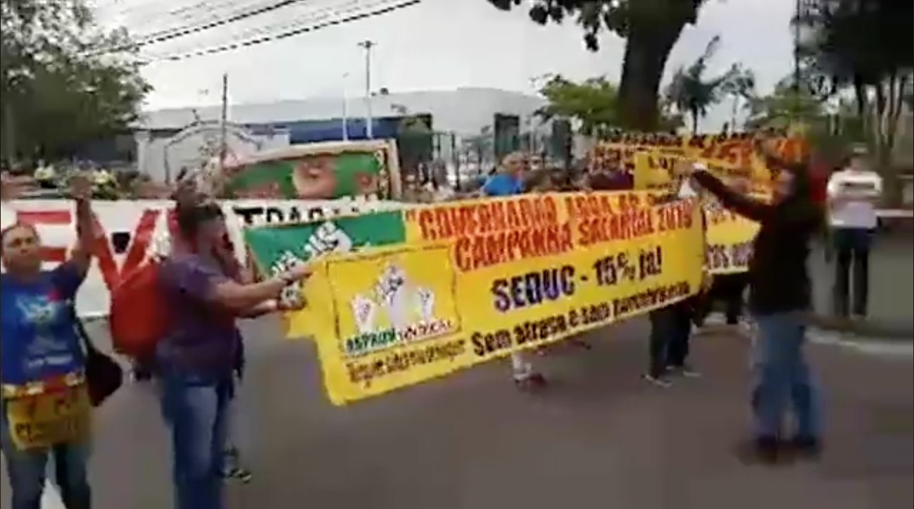 Professores usam máscaras e algemas em protesto na sede do TJAM