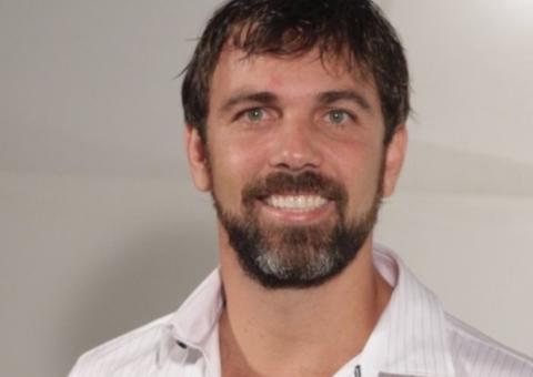 Marcelo Faria posa com irmão e semelhança chama atenção: ‘podiam ser gêmeos’