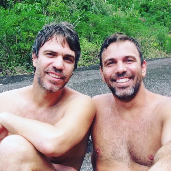 Marcelo Faria posa com irmão e semelhança chama atenção: ‘podiam ser gêmeos’