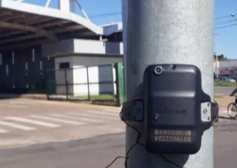 Detento tira tornozeleira eletrônica e a coloca em poste de iluminação pública 