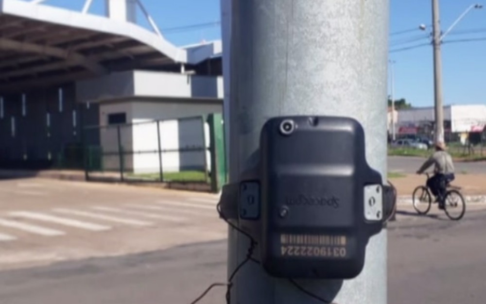 Detento tira tornozeleira eletrônica e a coloca em poste de iluminação pública 