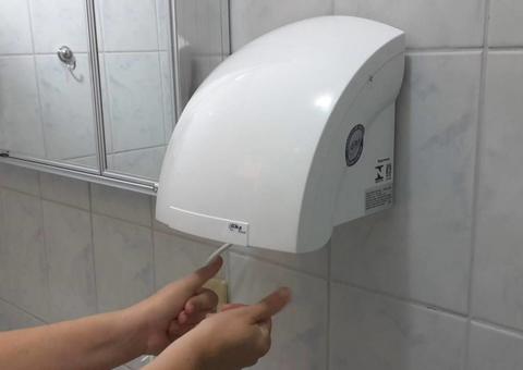 Secadores automáticos em banheiros espalham partículas de fezes nas mãos, diz estudo