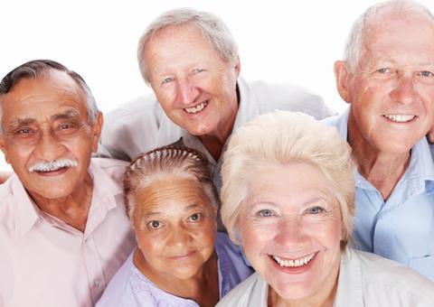 Abraços e muito amor são distribuídos gratuitamente pela terceira idade