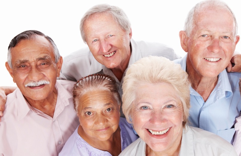 Abraços e muito amor são distribuídos gratuitamente pela terceira idade