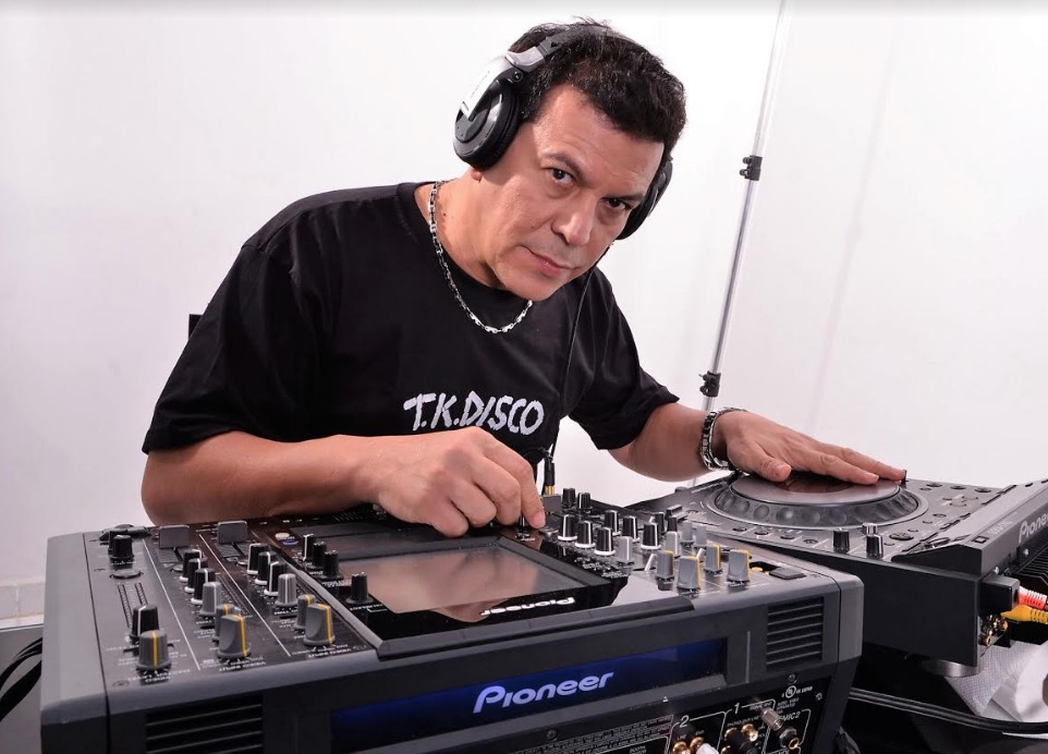 DJ Raidi Rebello agita Studio 5 com sucessos dos anos 90