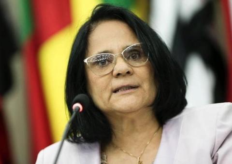 Em evento sobre adoção, Damares ironiza: 'Não sequestrei uma criança...ainda'