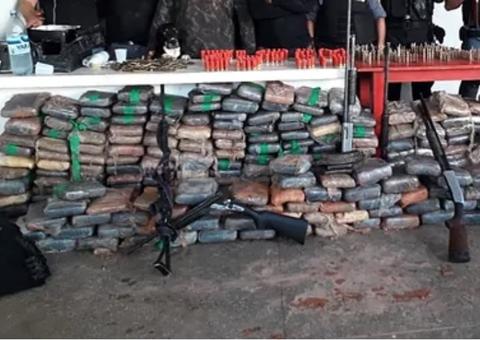 Dupla é presa com fuzis, barco e mais de 300 kg de drogas no Amazonas