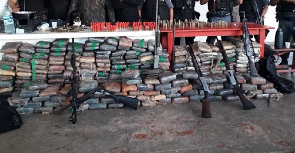 Dupla é presa com fuzis, barco e mais de 300 kg de drogas no Amazonas