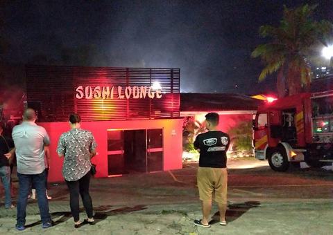  Fritadeira pega fogo e causa princípio de incêndio em restaurante de Manaus 