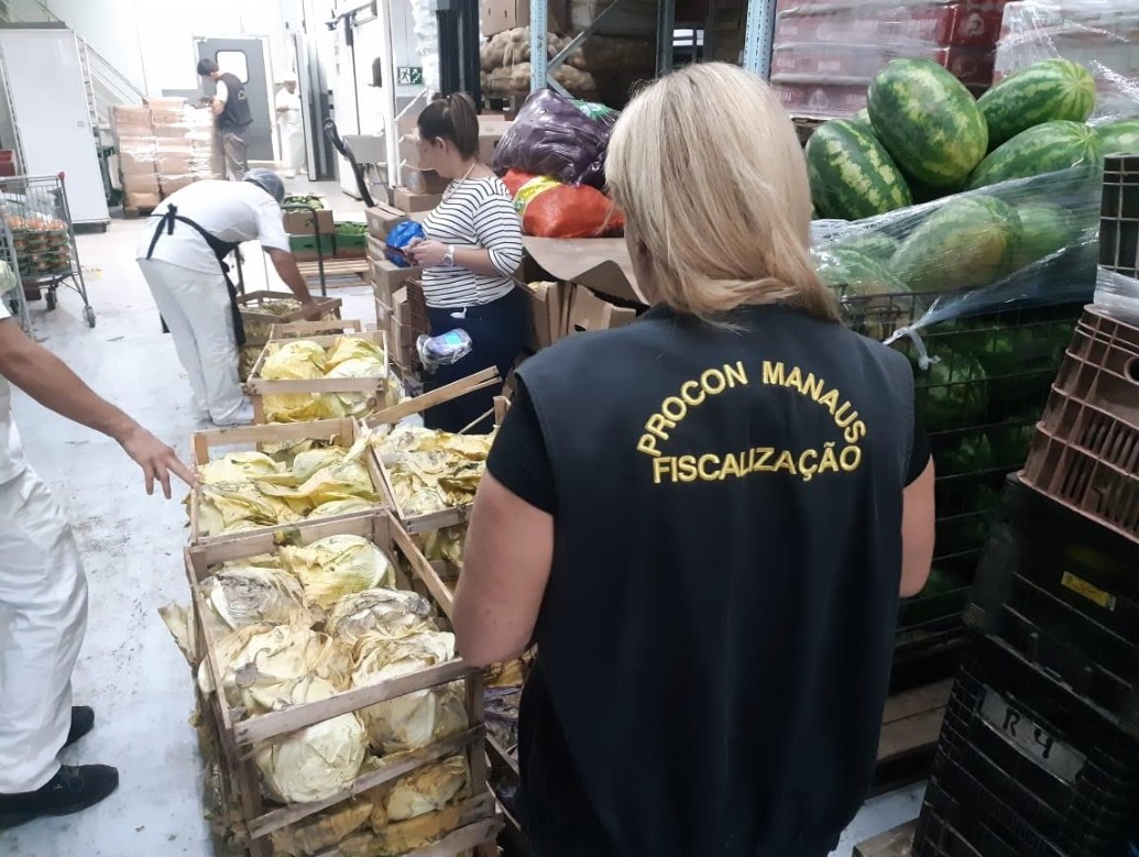 Procon apreende mais de 1 tonelada de alimentos impróprios em Manaus 