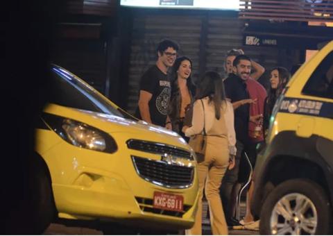 José Loreto curte noitada com os amigos no Rio após reconciliação não engrenar