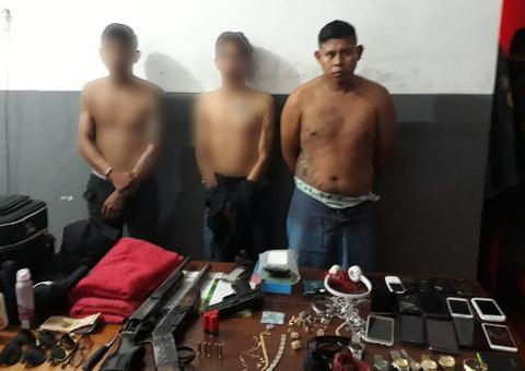 No Amazonas, trio é preso suspeito de invadir e assaltar ônibus na BR- 319