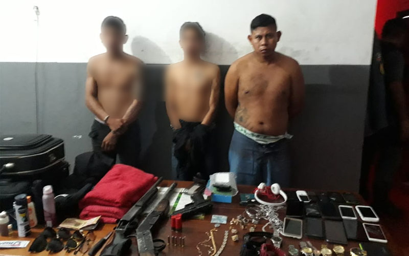No Amazonas, trio é preso suspeito de invadir e assaltar ônibus na BR- 319