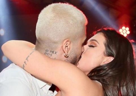 Após beijo, Kevinho e Flávia Pavanelli deixam festa juntos em jatinho