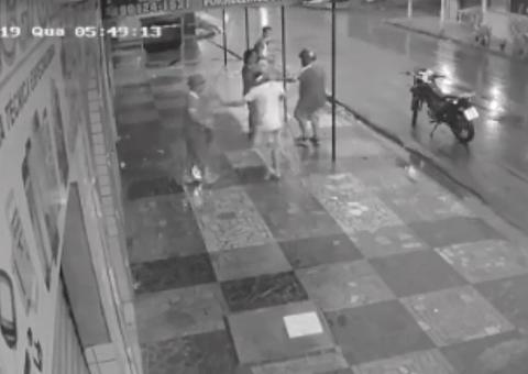 Câmeras flagram assaltantes atrapalhados tocando terror em ponto de ônibus em Manaus