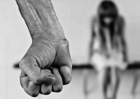 Idoso é preso suspeito de agredir grávida e estuprar enteada de 12 anos em Manaus