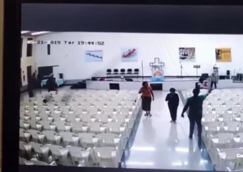 Vídeo mostra momento em que assassino invade igreja e mata fiéis 