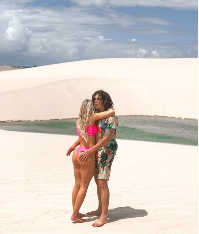 Luísa Sonza ganha mão boba de Whindersson na praia