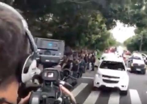 Wilson Lima é recebido com protestos de professores em Parintins