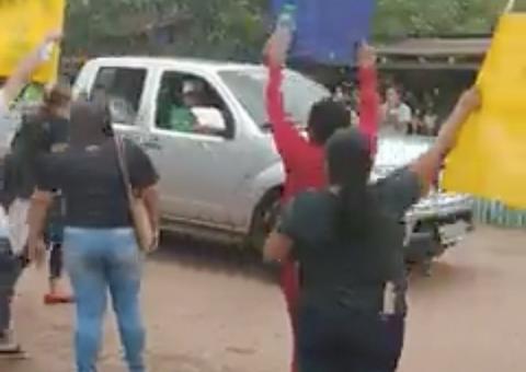 Professores de Barreirinha pedem respeito durante passagem de Wilson Lima pelo município