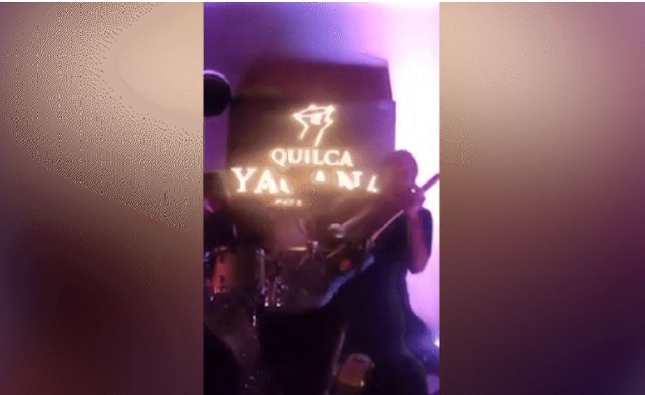 Vocalista sofre descarga elétrica em microfone e desmaia durante show