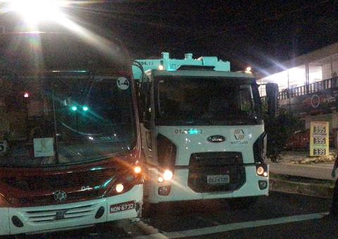 Em Manaus, motorista de caminhão de lixo perde controle, atinge ônibus e deixa dois feridos