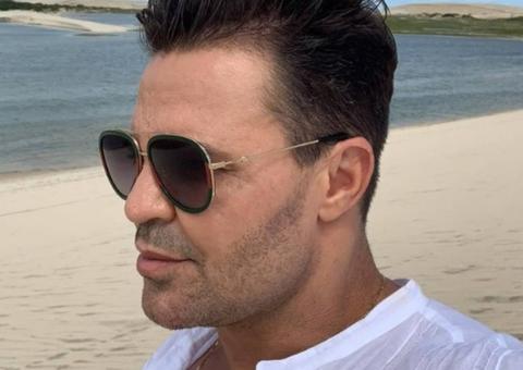 Vídeo mostra Eduardo Costa chutando celular de fã durante show 