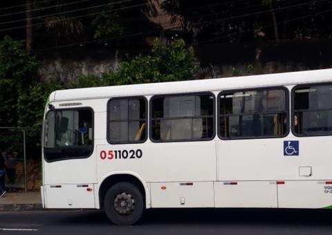 Ônibus 'prega' e motoristas sofrem com congestionamento gigante em avenida de Manaus